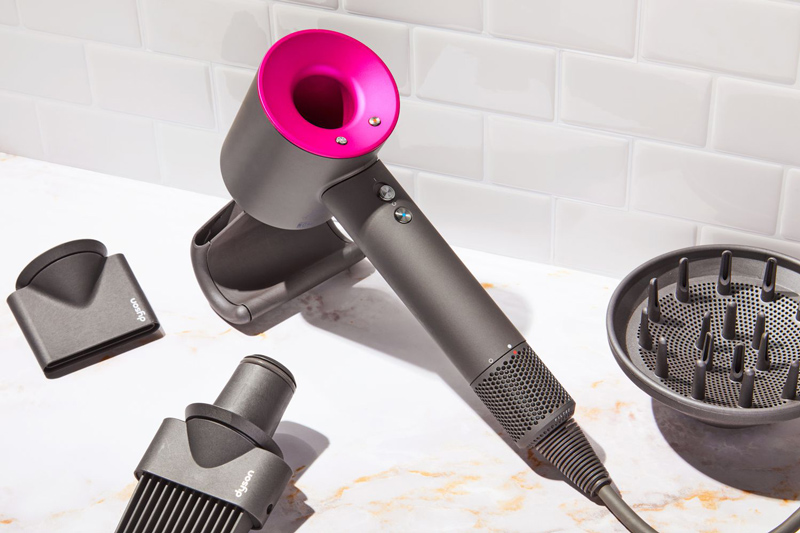 Фен Dyson Supersonic у зеркала